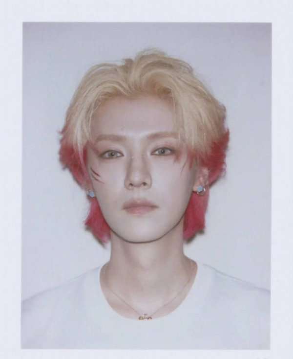 四川炒股配資 鹿晗“撕拉片”來了！一頭紅發(fā)帥得太權(quán)威